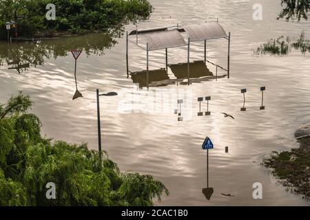 Seoul, Corea del Sud. 05 agosto 2020. Vista di una strada allagata e segni del parco del fiume Han dopo forti piogge.15 morti e 11 mancanti sono stati segnalati dopo pioggia pesante innescato inondazioni e frane. Credit: SOPA Images Limited/Alamy Live News Foto Stock