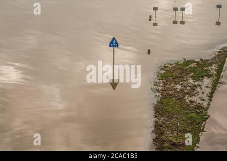 Seoul, Corea del Sud. 05 agosto 2020. Vista di una strada allagata e segni del parco del fiume Han dopo forti piogge.15 morti e 11 mancanti sono stati segnalati dopo pioggia pesante innescato inondazioni e frane. Credit: SOPA Images Limited/Alamy Live News Foto Stock