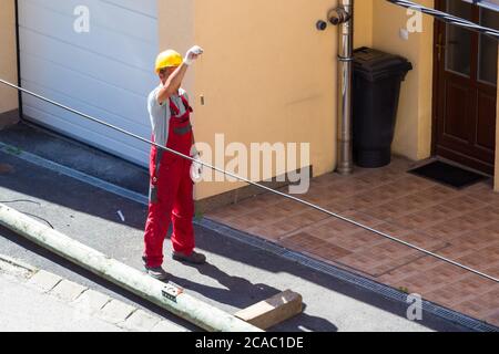 Processo di installazione di nuovi traliccio di elettricità in cemento per strada, Ungheria, Europa Foto Stock