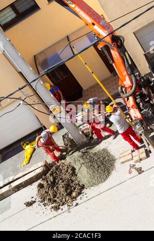 Processo di installazione di nuovi traliccio di elettricità in cemento per strada, Ungheria, Europa Foto Stock