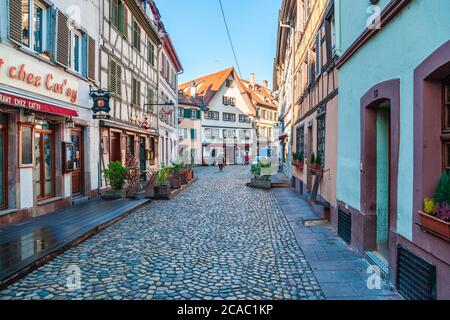 Una piccola strada nel centro storico di Strasburgo, Alsazia, Francia Foto Stock