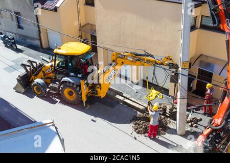 Processo di installazione di nuovi traliccio di elettricità in cemento per strada, Ungheria, Europa Foto Stock