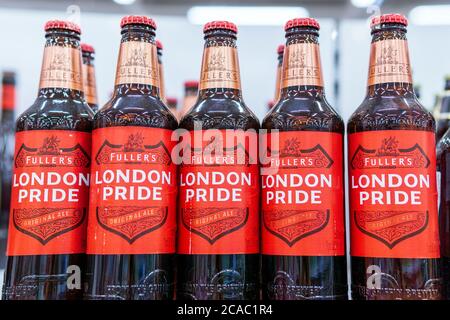 Tyumen, Russia-01 agosto 2020: l'orgoglio londinese è la birra sugli scaffali di un ipermercato. Vendita di bevande alcoliche Foto Stock