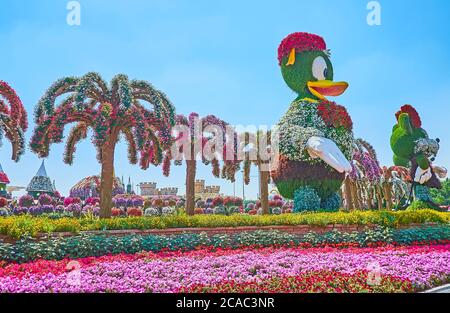 DUBAI, Emirati Arabi Uniti - 5 MARZO 2020: Le installazioni di Webby della serie di cartoni animati DuckTales e Minnie mouse nel Miracle Garden con colorata petunia e marigo Foto Stock