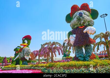 DUBAI, Emirati Arabi Uniti - 5 MARZO 2020: Miracle Garden vanta le installazioni panoramiche dei personaggi famosi di Walt Disney (Webby, Minnie mouse, Goofy), coperti e Foto Stock