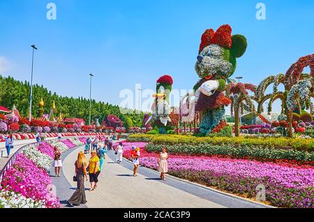 DUBAI, Emirati Arabi Uniti - 5 MARZO 2020: Miracle Garden vanta grandi installazioni floreali di personaggi dei cartoni animati di Walt Disney, aatractng Little Visitors, il 5 marzo Foto Stock