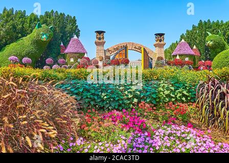 DUBAI, Emirati Arabi Uniti - 5 MARZO 2020: La vista su splendidi letti di fiori del Miracle Garden e la sua installazione di cancello e gatto sullo sfondo, il 5 marzo a Dubai Foto Stock
