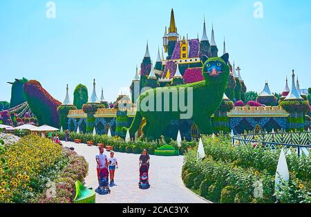 DUBAI, Emirati Arabi Uniti - 5 MARZO 2020: Il castello fiabesco con mura e torri, coperto di fiori e piante verdi e circondato da grandi gatti installati Foto Stock