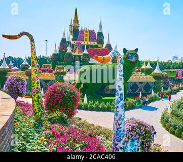 DUBAI, Emirati Arabi Uniti - 5 MARZO 2020: Le installazioni di sassofonex, gatto floreale e castello da favola del Miracle Garden, decorato con piante verdi e colori Foto Stock