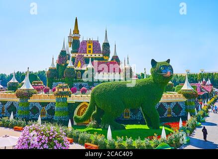 DUBAI, Emirati Arabi Uniti - 5 MARZO 2020: L'installazione del gatto di fronte al castello floreale di Miracle Garden con molte piccole torri, coperte di piante verdi e. Foto Stock