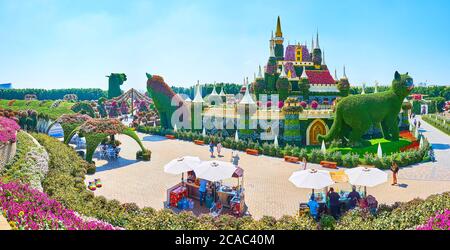 DUBAI, Emirati Arabi Uniti - 5 MARZO 2020: Panorama del castello fiabesco di Miracle Garden, circondato da giganteschi impianti di gatti, aiuole, vicoli e fo Foto Stock
