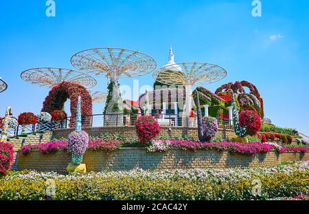 DUBAI, Emirati Arabi Uniti - 5 MARZO 2020: Il padiglione panoramico di osservazione in cima alla collina tra i Miracle Garden, il 5 marzo a Dubai Foto Stock