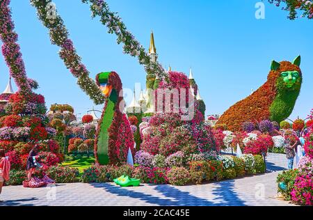 DUBAI, Emirati Arabi Uniti - 5 MARZO 2020: Gli animali e gli uccelli installazioni in Miracle Garden sono circondati da milioni di petunie, che crescono in aiuole e Foto Stock