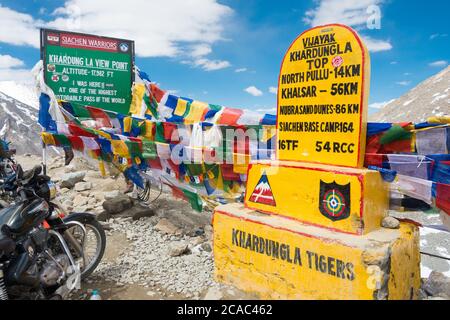 Monumento di Khardung la Pass in Ladakh, Jammu e Kashmir, India. Khardung la si trova ad un'altitudine di circa 5359 m sopra il livello del mare. Foto Stock