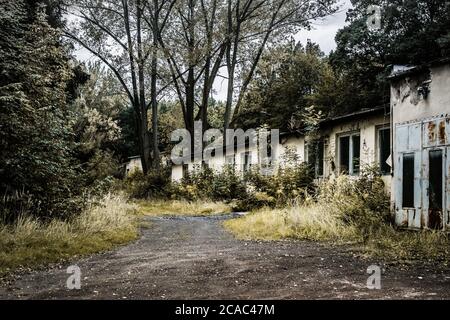 ampia immagine di una vasta costruzione di caserme abbandonate in una foresta fredda Foto Stock