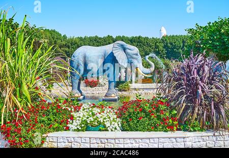 DUBAI, Emirati Arabi Uniti - 5 MARZO 2020: La fontana dell'elefante è vista attraverso i fiori colorati e le piante verdi, Miracle Garden, il 5 marzo a Dubai Foto Stock
