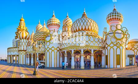 DUBAI, Emirati Arabi Uniti - 5 MARZO 2020: La porta ornata del mondo nel Global Village Dubai con l'architettura fiabesca, le cupole di rilievo e gli ornamenti dorati, su M. Foto Stock