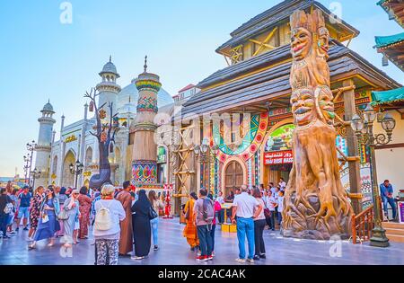 DUBAI, Emirati Arabi Uniti - 5 MARZO 2020: Il vicolo affollato del Global Village Dubai è fiancheggiato da edifici multiculturali, qui il Taj Mahal confina con m aztec Foto Stock