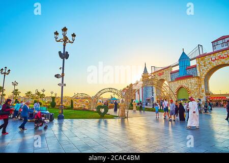 DUBAI, Emirati Arabi Uniti - 5 MARZO 2020: Il cielo del tramonto sui terreni del Global Village Dubai con padiglioni commerciali, vicolo ad arco e installazioni floreali sul Foto Stock