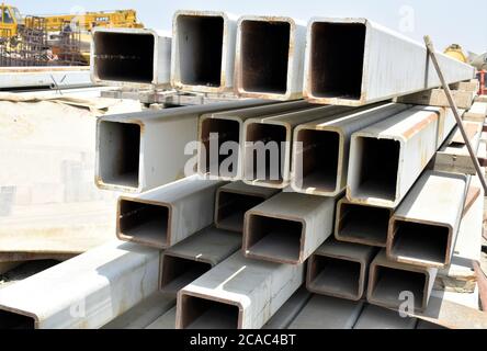 Colonne strutturali in acciaio e travi nel cortile Foto Stock