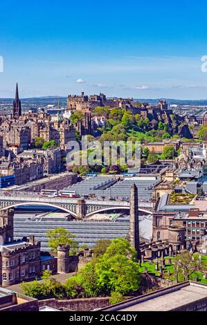 Vista dal Monumento Nelson su Calton Hill attraverso la Waverley Railway Stazione di vetro tetto verso il Castello di Edimburgo in Scozia Regno Unito Foto Stock