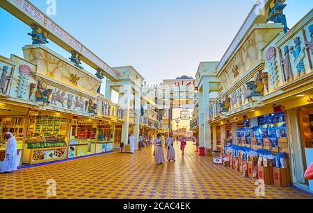 DUBAI, Emirati Arabi Uniti - 5 MARZO 2020: Le bancarelle del padiglione Iran del Global Village Dubai sono decorate in stile antico Persepoli e contengono bassorilievi, Foto Stock