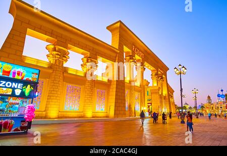 DUBAI, Emirati Arabi Uniti - 5 MARZO 2020: Le luci serali decorano la facciata del padiglione egiziano del Global Village Dubai, il 5 marzo a Dubai Foto Stock