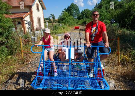 Una famiglia britannica che si gode una giornata fuori su un sistema di velorail in Francia Foto Stock