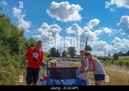 La famiglia britannica si diverse a trascorrere una giornata in velorail Foto Stock