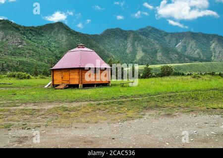 Casa in legno in legno sui monti Altai stilizzato come il - abitazione tradizionale di Altaiani, Siberia, Russia. Ail ha un buco nel tetto sopra il focolare. B Foto Stock