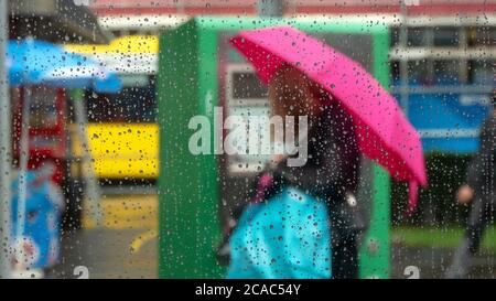 Passerby con ombrello Foto Stock