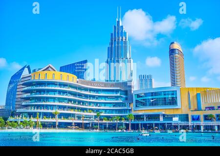 DUBAI, Emirati Arabi Uniti - 3 MARZO 2020: La facciata del centro commerciale Dubai Mall con moderni skescraper e il lago Burj Khalifa in primo piano, il 3 marzo a Du Foto Stock