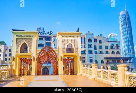 DUBAI, Emirati Arabi Uniti - 3 MARZO 2020: Passeggiata nel quartiere del centro e godere di una magnifica combinazione di stili architettonici tradizionali arabi e moderni, via Foto Stock