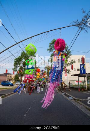 Aichi, Giappone - 06 agosto 2016 : decorazione tradizionale giapponese di carta su pali di bambù. Anjo Tanabata festival, Aichi, Giappone Foto Stock