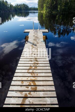 Passi bagnati sul molo di legno a Summer , Finlandia Foto Stock