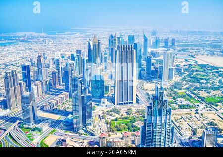 DUBAI, Emirati Arabi Uniti - 3 MARZO 2020: L'alto numero di grattacieli moderni sono costruiti lungo Sheikh Zayed Road, che conduce attraverso la città, il 3 marzo a Dubai Foto Stock