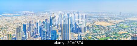 DUBAI, Emirati Arabi Uniti - 3 MARZO 2020: Il panorama dello skyline di Dubai con la riva del mare sullo sfondo e un gruppo di grattacieli moderni, costruito nel quartiere degli affari Foto Stock