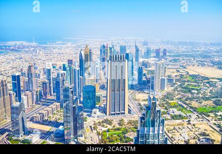 DUBAI, Emirati Arabi Uniti - 3 MARZO 2020: Il centro affari di Dubai è situato in grattacieli, costruito lungo Sheikh Zayed Road, il 3 marzo a Dubai Foto Stock