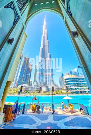 DUBAI, Emirati Arabi Uniti - 3 MARZO 2020: La vista sulla torre Burj Khalifa attraverso l'arco d'ingresso del suq di al Bahar, il 3 marzo a Dubai Foto Stock