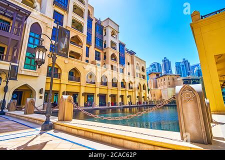 DUBAI, Emirati Arabi Uniti - 3 MARZO 2020: Il cortile sul tetto con piscina e terrazza all'aperto del ristorante è uno dei posti più tranquilli e accoglienti nella rumorosa Dubai ma Foto Stock