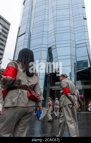 I membri del Partito comunista cinese camminano verso Piazza Tianfu per celebrare l'anniversario del Partito comunista cinese fondatore. Foto Stock