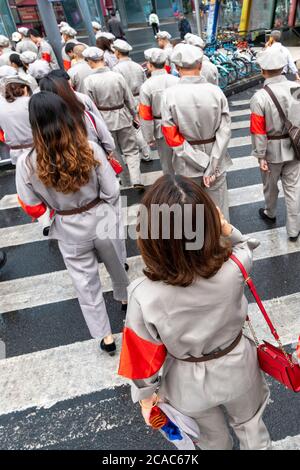 I membri del Partito comunista cinese camminano verso Piazza Tianfu per celebrare l'anniversario del Partito comunista cinese fondatore. Foto Stock