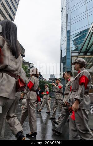 I membri del Partito comunista cinese camminano verso Piazza Tianfu per celebrare l'anniversario del Partito comunista cinese fondatore. Foto Stock