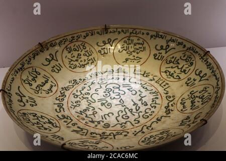 Una collezione di piatti in ceramica con ornamenti in calligrafia araba e una delle collezioni del Museo dell'Indipendenza di Giacarta Foto Stock