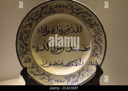 Una collezione di piatti in ceramica con ornamenti in calligrafia araba e una delle collezioni del Museo dell'Indipendenza di Giacarta Foto Stock