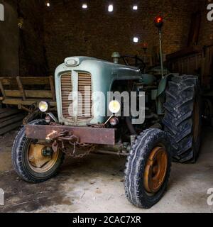 Trattore vecchio, Saint-Père, Yonne, Bourgogne regione Franca Contea, Francia Foto Stock