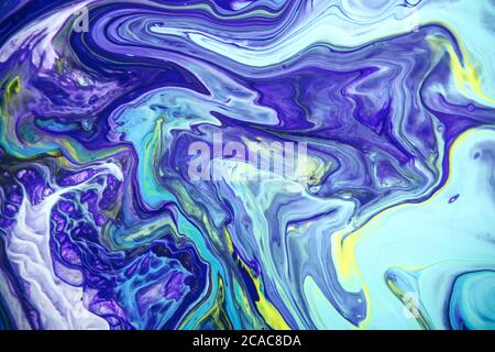 Acrilico vernice fluida in tendenza tonalità viola mix colore sfondo. Foto Stock