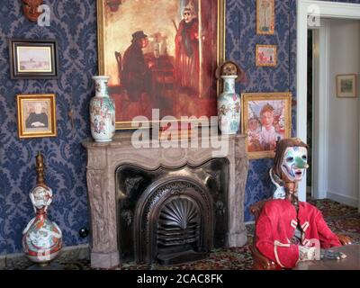 Ostende, Belgio. 22 luglio 2020. Il salotto blu nella casa di James Ensor. Il museo di recente apertura è un centro di esperienza e vuole guardare dietro le quinte dell'artista belga, la cui opera e la cui vita sono ancora piene di mistero oggi. (A dpa 'la nuova casa di James Ensor: Nella mente del pittore maschera') Credit: Sabine Glaubitz/dpa/Alamy Live News Foto Stock