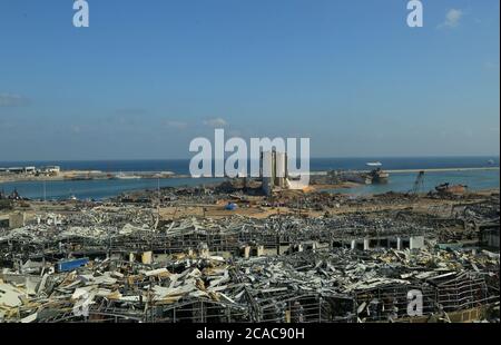 Beirut, Libano. 06 agosto 2020. Una visione generale del porto distrutto dopo una massiccia esplosione ha fatto esplodere Beirut, uccidendo almeno 100 persone e ferendo migliaia di persone. Credit: Marwan Naamani/dpa/Alamy Live News Foto Stock