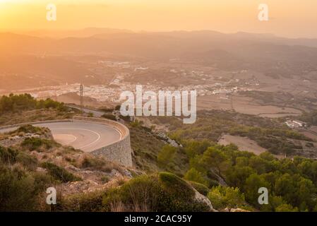 Paesaggio panoramico dell'isola di Menorca al tramonto, isole Baleari, Spagna Foto Stock